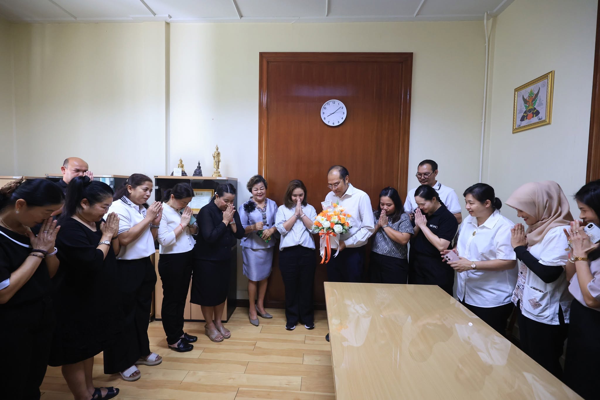 title - ผู้อำนวยการสำนักบริหารกลาง ส.ป.ก. สักการะสิ่งศักดิ์สิทธิ์ประจำ ส.ป.ก. เนื่องในโอกาสเข้ารับตำแหน่งใหม่ 
